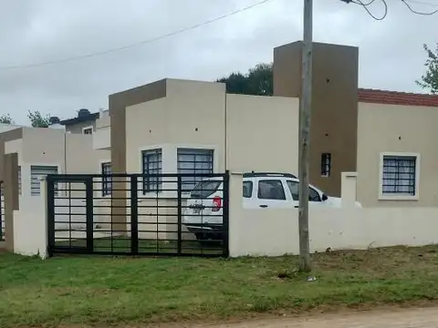 Casa en Venta - 2 Dormitorios 1 Baño - 130mts - Mar Del Tuyu