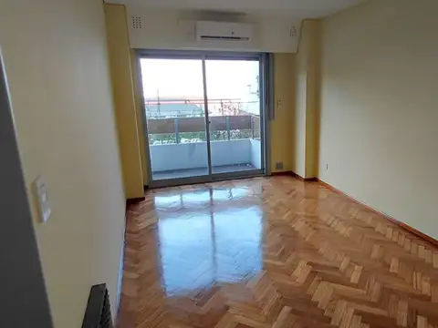 Alquiler Tres ambientes balcon y Patio Centro