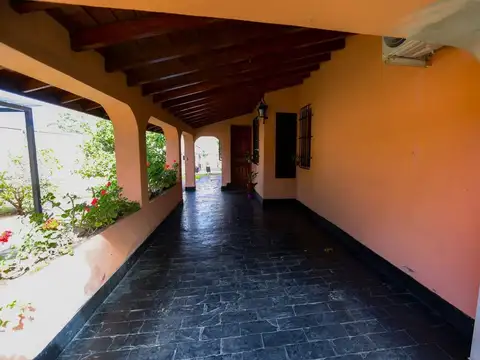 Casa 6 ambientes con 4 baños