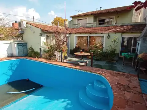 Casa de 7 ambientes con piscina a la venta en Beccar