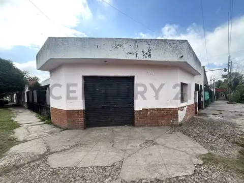 Casa de 3 ambientes con local al frente