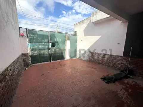 Casa de 3 ambientes con local al frente