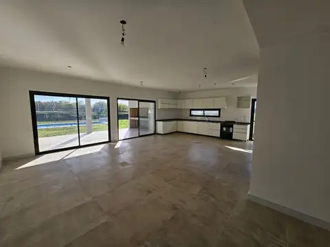Casa en Alquiler con 3 cocheras
