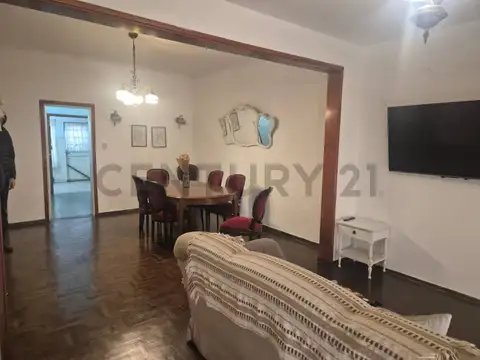 Excelente chalet en dos plantas de 5 ambientes con jardín, cochera y parrilla (Bella Vista)