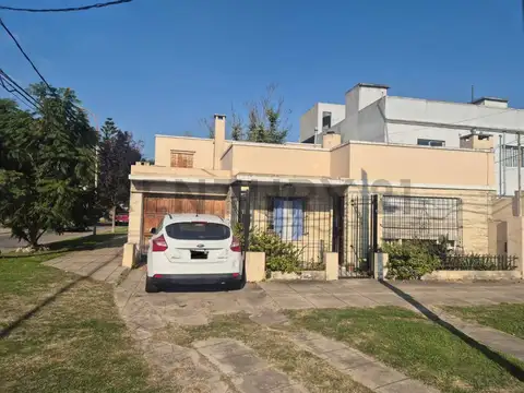 Excelente chalet en dos plantas de 5 ambientes con jardín, cochera y parrilla (Bella Vista)