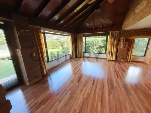 Casa en Alquiler con 3 cocheras
