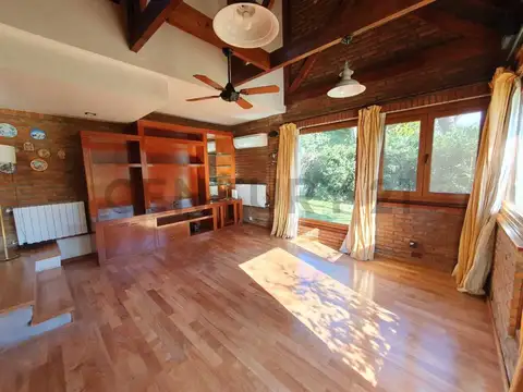 Casa 5 ambientes con 4 baños