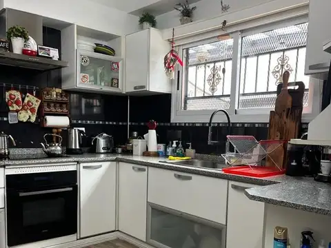 Castelar Norte Impecable Casa Racionalista 5 ambientes Permu