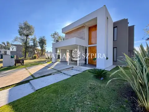 Casa en Venta 4 Ambientes en Álvarez del Bosque