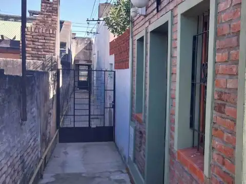 Galpón con 2 Deptos. sobre Av. Fdo. Zuviría