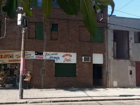 3 de Febrero y Suipacha. Monoambiente dividido al frente