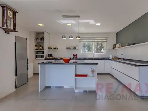 Casa 7 ambientes con 4 baños