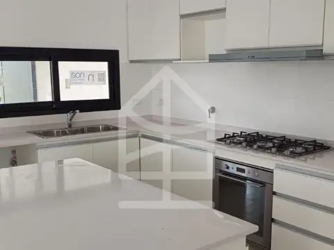 Casa 4 ambientes con 3 baños