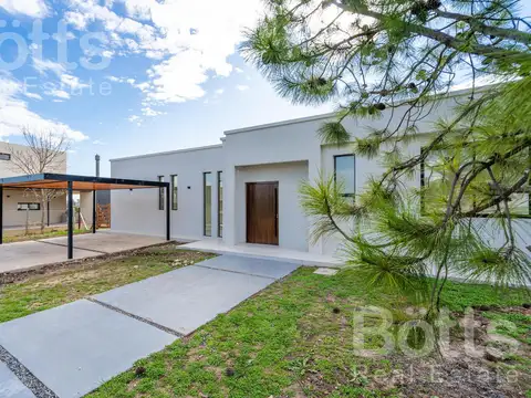 Casa en Alquiler con 2 cocheras