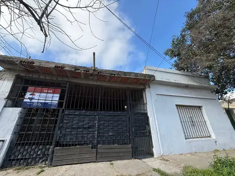 CASA 3 AMBIENTES EN VENTA SOLANO COCHERA Y JARDIN