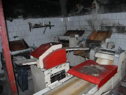 VENTA  CASA C LOCAL PANADERIA INCLUYE MAQUI MERL0