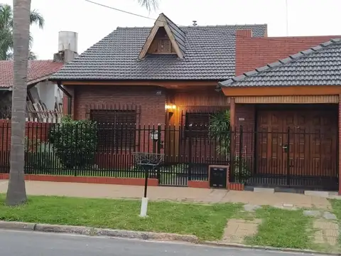 Hermoso chalet de 3 ambientes con departamento 3 ambientes al contrafrente, ideal para dos familias.