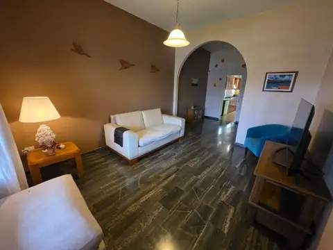 Casa 6 ambientes con 2 baños