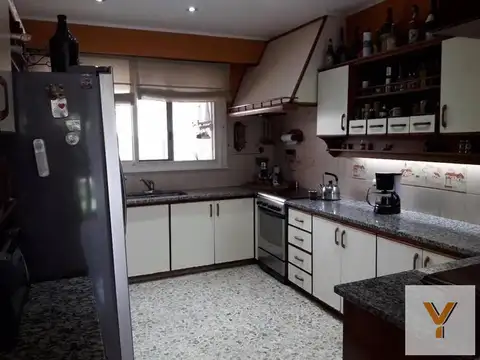 Casa en venta - 4 Dormitorio 2 Baños - 569mts2 - Quilmes