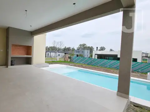Casa en Venta con 3 cocheras