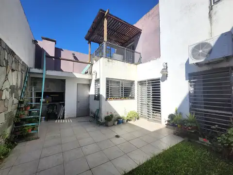 Venta casa de 3 dormitorios con patio verde en barrio parque