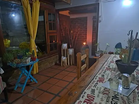 Casa 4 ambientes con 2 baños