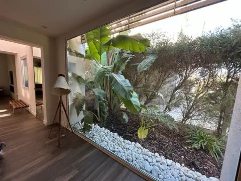 Casa en Venta con 3 cocheras