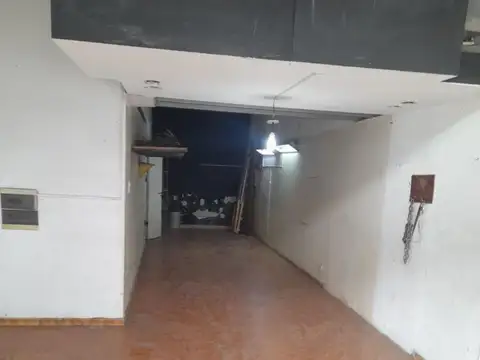 Sobre Av. Perón, local y entrepiso.