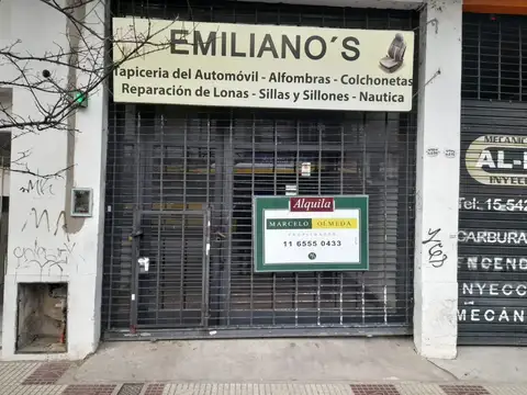Sobre Av. Perón, local y entrepiso.
