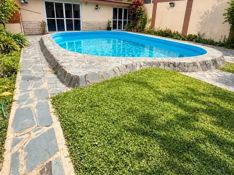 Casa en venta de 4 ambientes con pileta, quincho y parrilla en Morón.