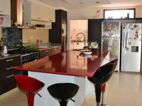 Casa 9 ambientes con 6 baños