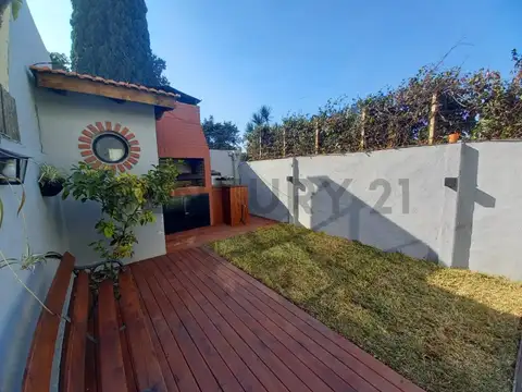 Venta dúplex 3 ambientes con parrilla, jardin y cochera en Castelar