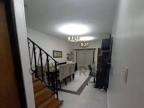 Venta dúplex 3 ambientes con parrilla, jardin y cochera en Castelar