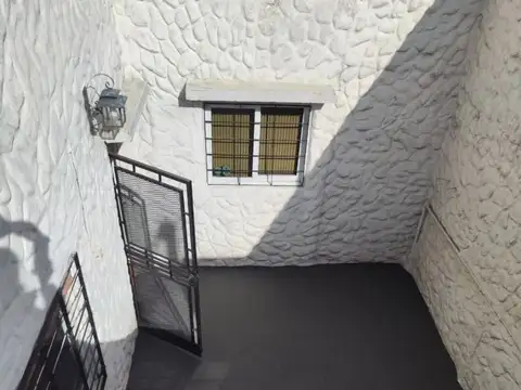 IMPECABLE CASA CON GALPON EN SAN MARTIN