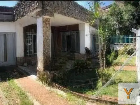 Casa en venta - 2 Dormitorios 2 Baños - Cochera - Haedo, Morón
