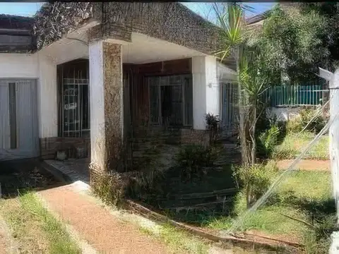 Casa en venta - 2 Dormitorios 2 Baños - Cochera - Haedo, Morón