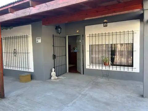 ALQUILER BELÉN DE ESCOBAR CASA MODERNA 3 AMBIENTES BARRIO ABIERTO JARDIN ASFALTO SERVICIOS