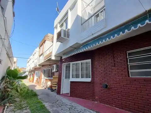 Departamento tipo casa en venta en Castelar Norte