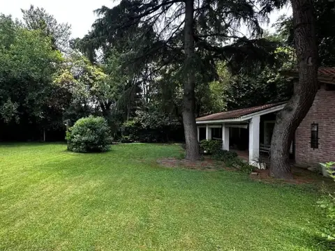 Casa en venta en Parque Leloir construida sobre lote de 1400 m2 con hermosa arboleda. (GD-133)
