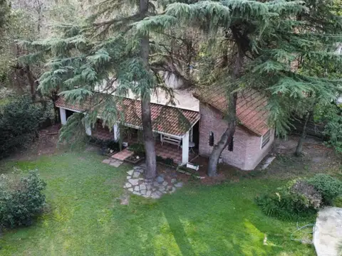 Casa en venta en Parque Leloir construida sobre lote de 1400 m2 con hermosa arboleda. (GD-133)