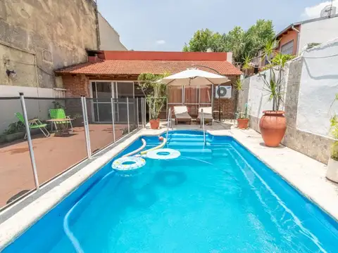 PH en Venta. 4 ambientes. Patio con pileta y quincho. Entrada independiente.