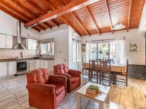 PH en Venta. 4 ambientes. Patio con pileta y quincho. Entrada independiente.