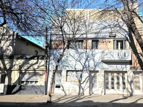 VENTA CASA DE 2 DORMITORIOS Y COCHERA EN ABASTO