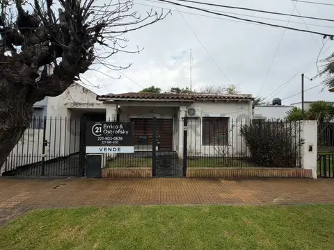 Casa en venta en Ringuelet a refaccionar con 2 dormitorios y parque