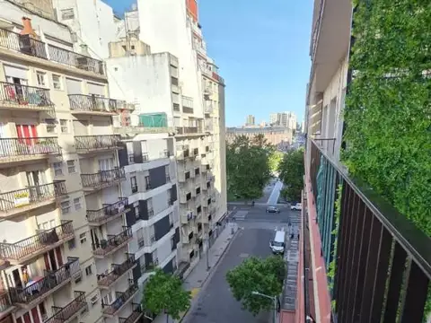 2 ambientes al frente con balcón