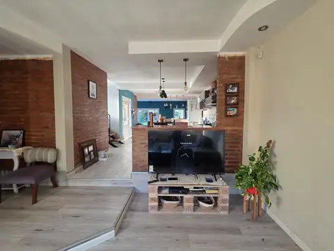 Casa 4 ambientes con 2 baños