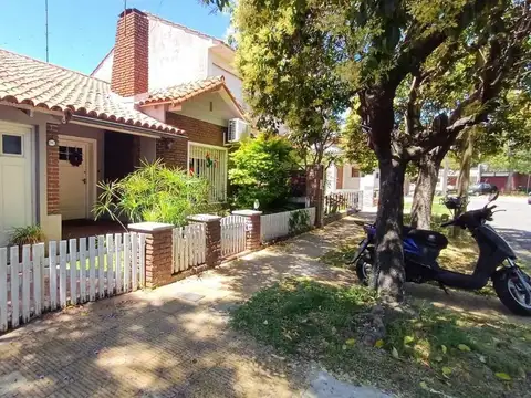 VENTA CASA 4 AMBIENTES. FLORIDA CON JARDIN/COCHERA