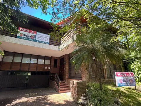 Casa de cinco ambientes con garage y parque