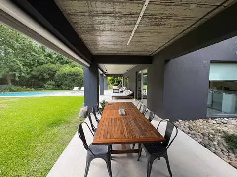 Casa 8 ambientes con 2 baños