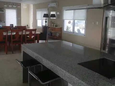 Casa 5 ambientes con 4 baños